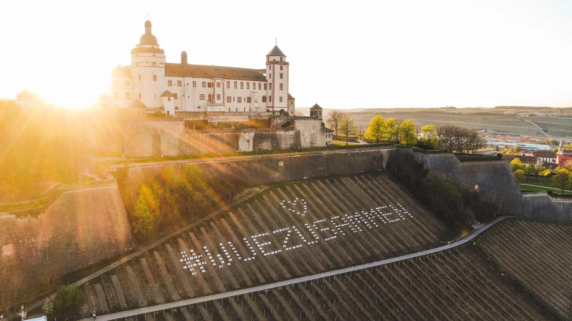 Botschaft #WUEZUSAMMEN hat als großflächige Lichtinstallation den Schlossberg und die Würzburger zum Strahlen gebracht